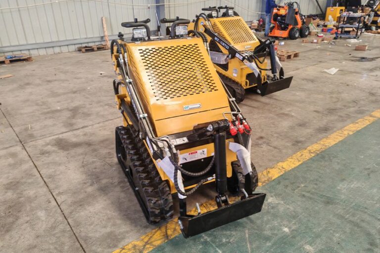 Chinese mini steer skid loader on display at the manufacturer factory (10)