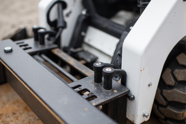 Universal quick-attach mounting plate